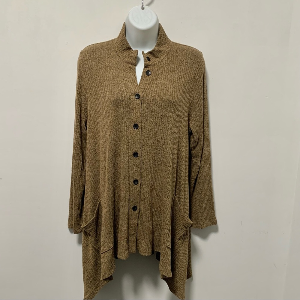 Comfy USA button up stretchy pockets high/low top size M. Color brown/taupe